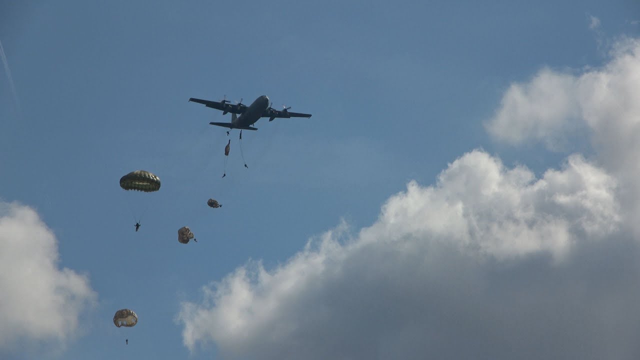 FALCON LEAP Para Dropping oefening Ginkelse Heide boven Ede | Operation Airborne Market Garden (4K)