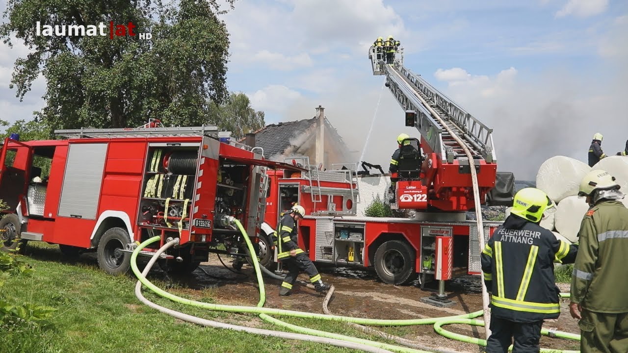 Wirtschaftsgebäude eines Bauernhofs in Niederthalheim in Vollbrand