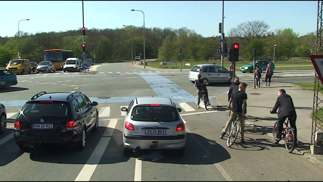 7 13 CDE C Højresving ved lyskryds med cykelsti