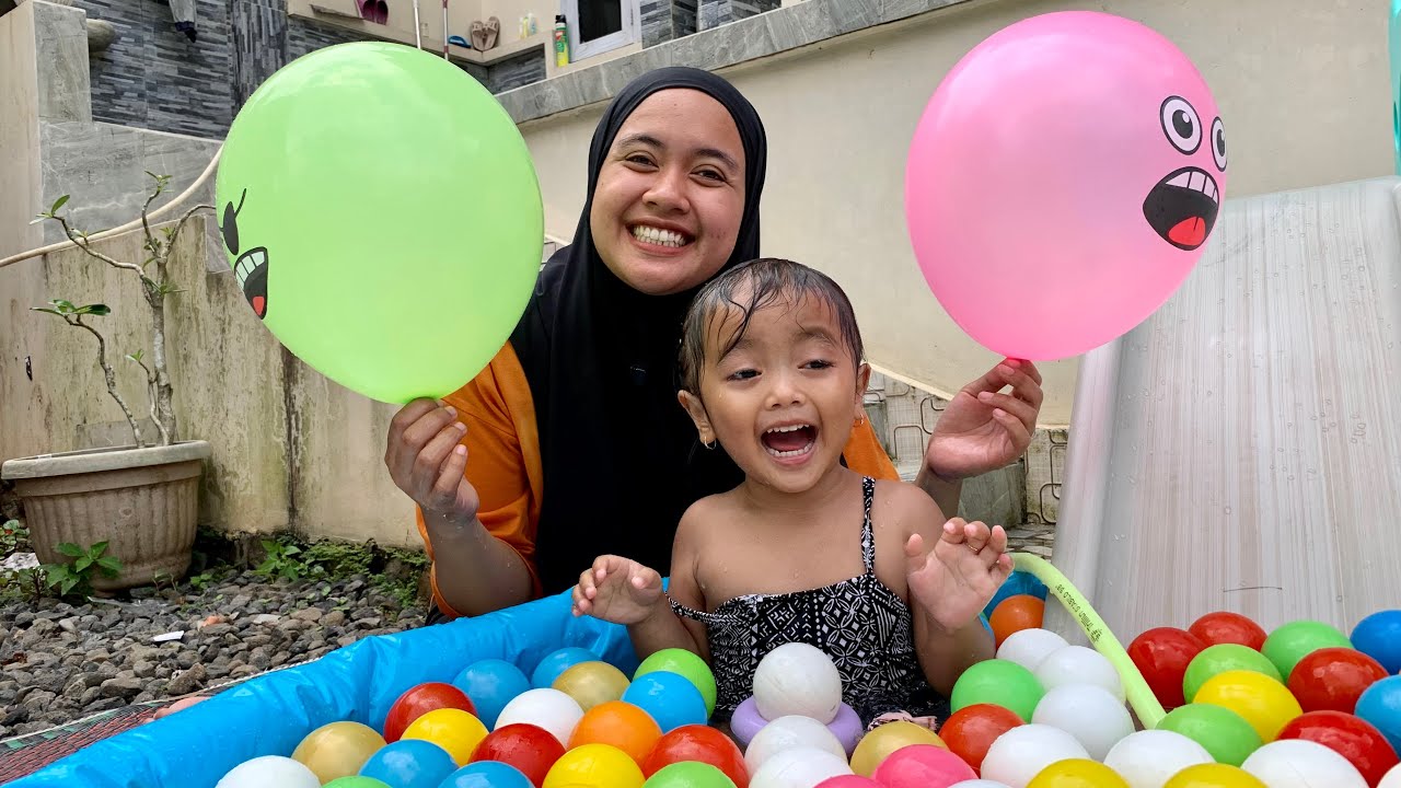BIANCA BERENANG MANDI BOLA BANYAK SEKALI | BERMAIN PEROSOTAN DAN MELETUSKAN BALON