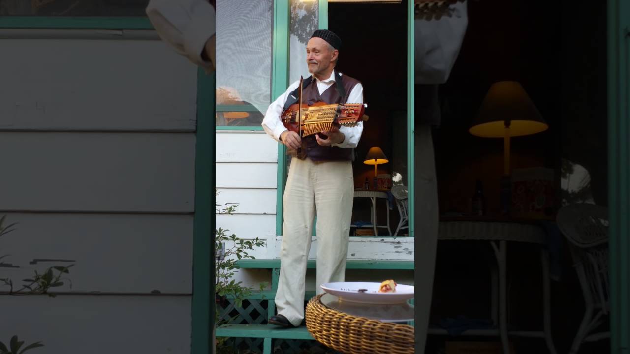 Leif Alpsjö performs Spelmansglädjen on Nyckelharpa