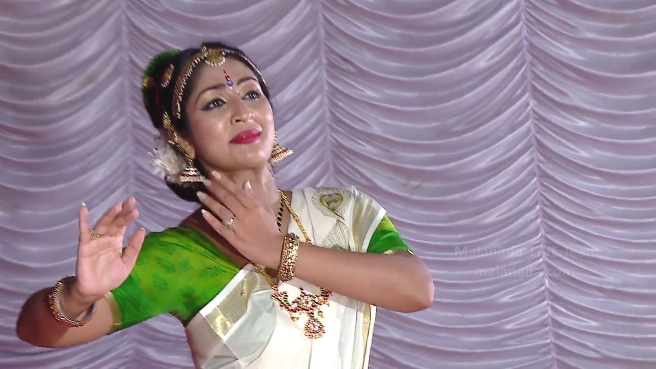 Navya Nair Dance Performance @ Malanada Temple Part 2