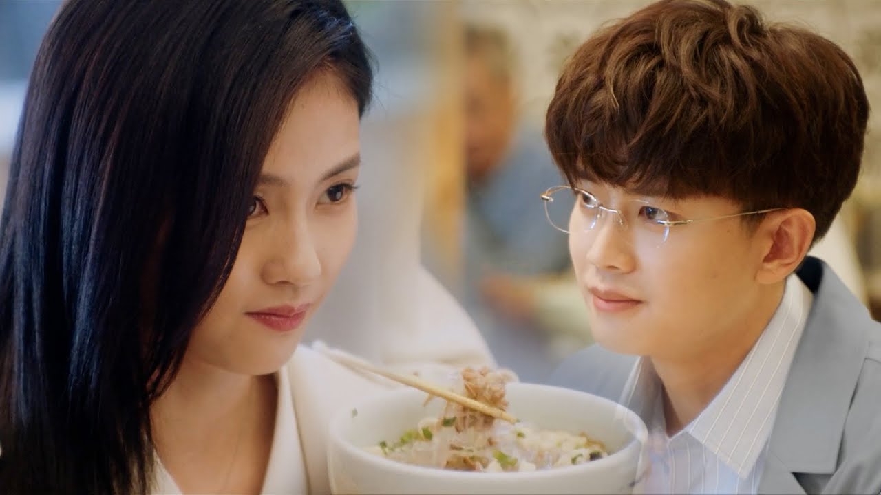 ซินเดอเรลล่าคิดว่าเขาคือคนจนกินบะหมี่ แต่ทันใดได้ยินลูกน้องเรียกท่านเจ้านาย!