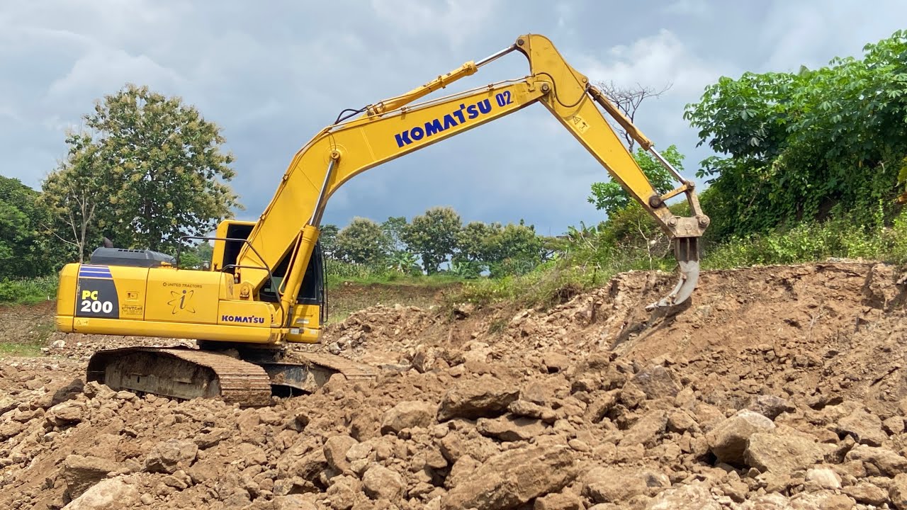INSANE Power! KOMATSU PC200 Crushing Solid Rock in One Pull 💪😱