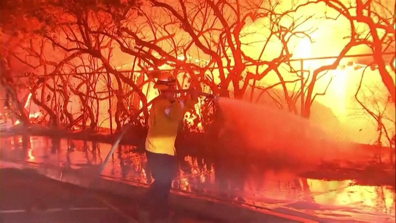 Incendio a LOS ANGELES, i vigili del fuoco lottano contro le fiamme a Pacific Palisades