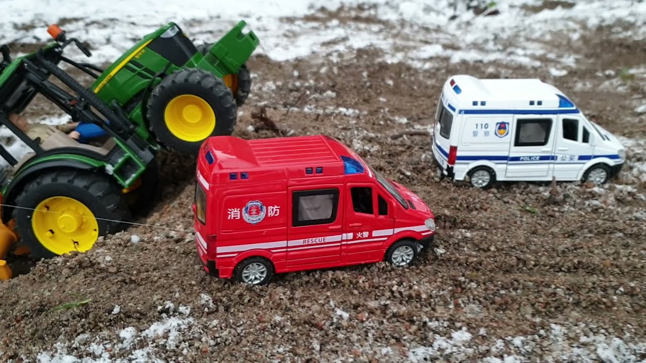 Tractor stuck in mud Police and Fire Vans go to help Трактор и Полицейская и Пожарная Машины