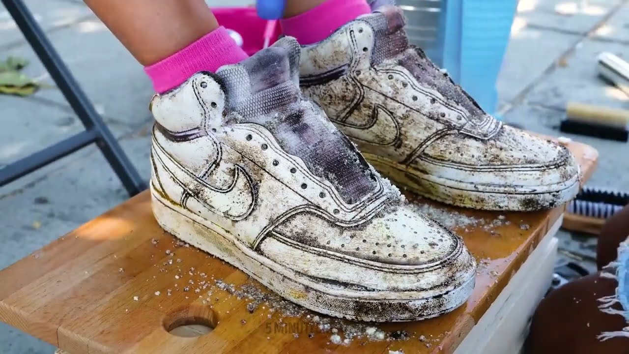 Pulizia e restauro delle scarpe direttamente in strada 👟