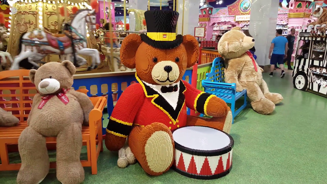 London shop toys center Hamleys on Prague  new open 2016