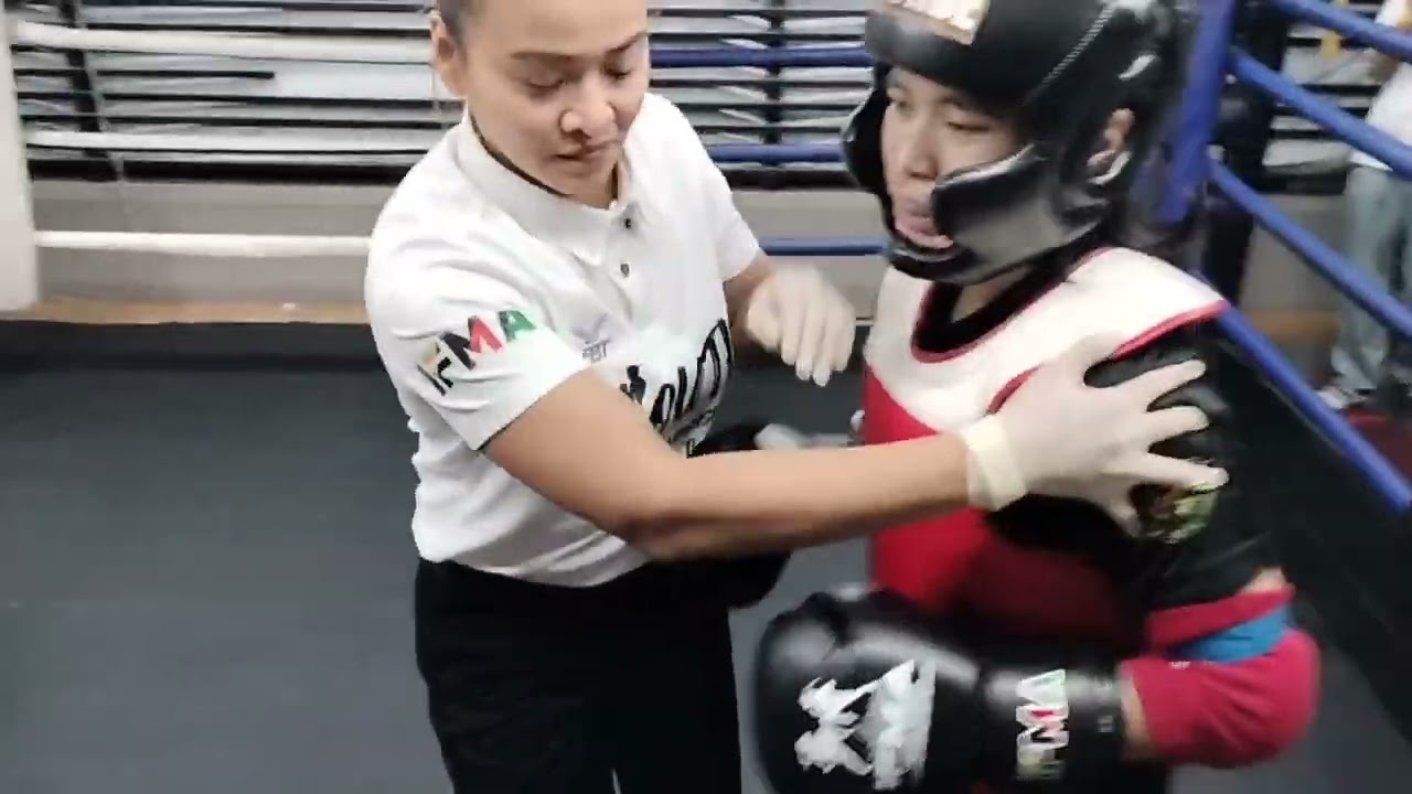 Yaw-Yan Fighter Catherine Paguio (red) Amateur Muaythai competition. 