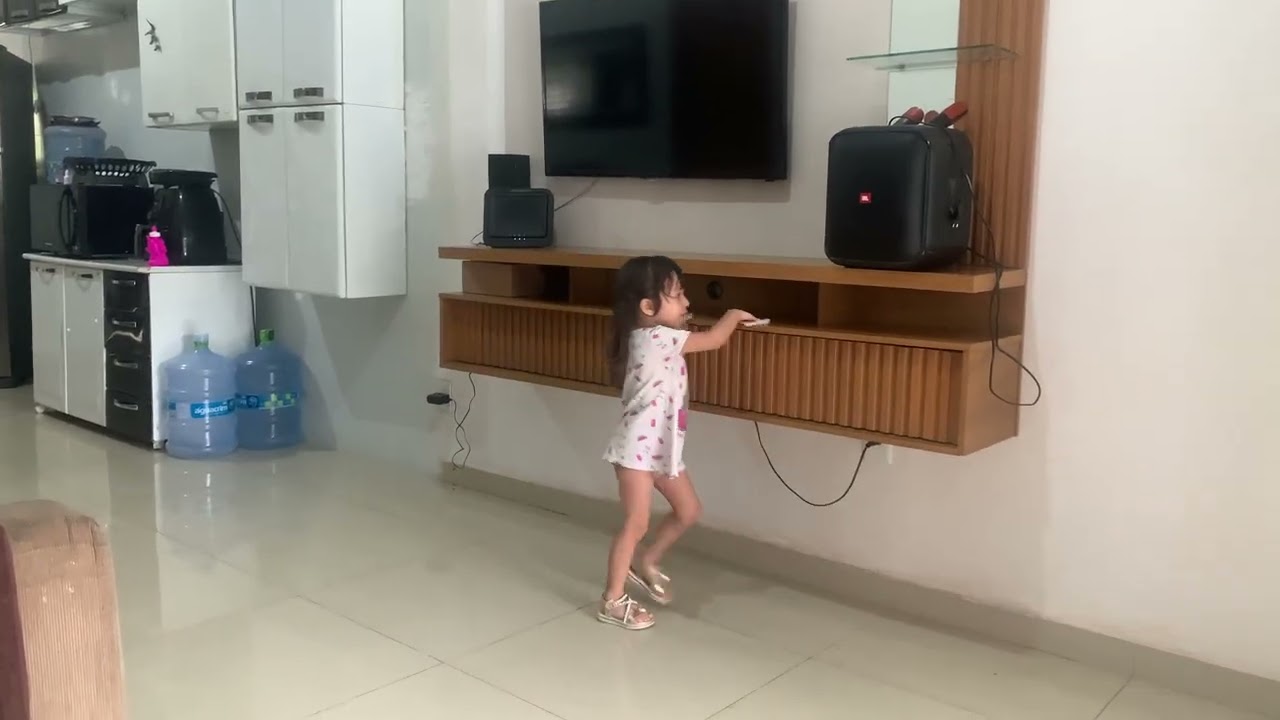 Brincando de fazer faxina na casa da vovó