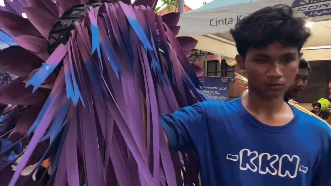 TRADISI DESA ADAT KESIMAN. PENJOR PENGEREBONGAN KESIMAN