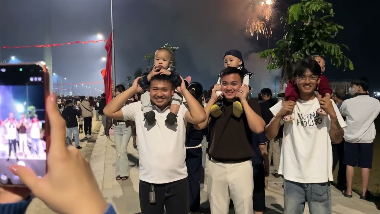 Màn Pháo Hoa Đẹp Mắt Của Gia Đình Hoài Anh