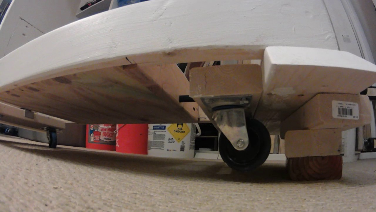 Retractable wheels for mobile worktable
