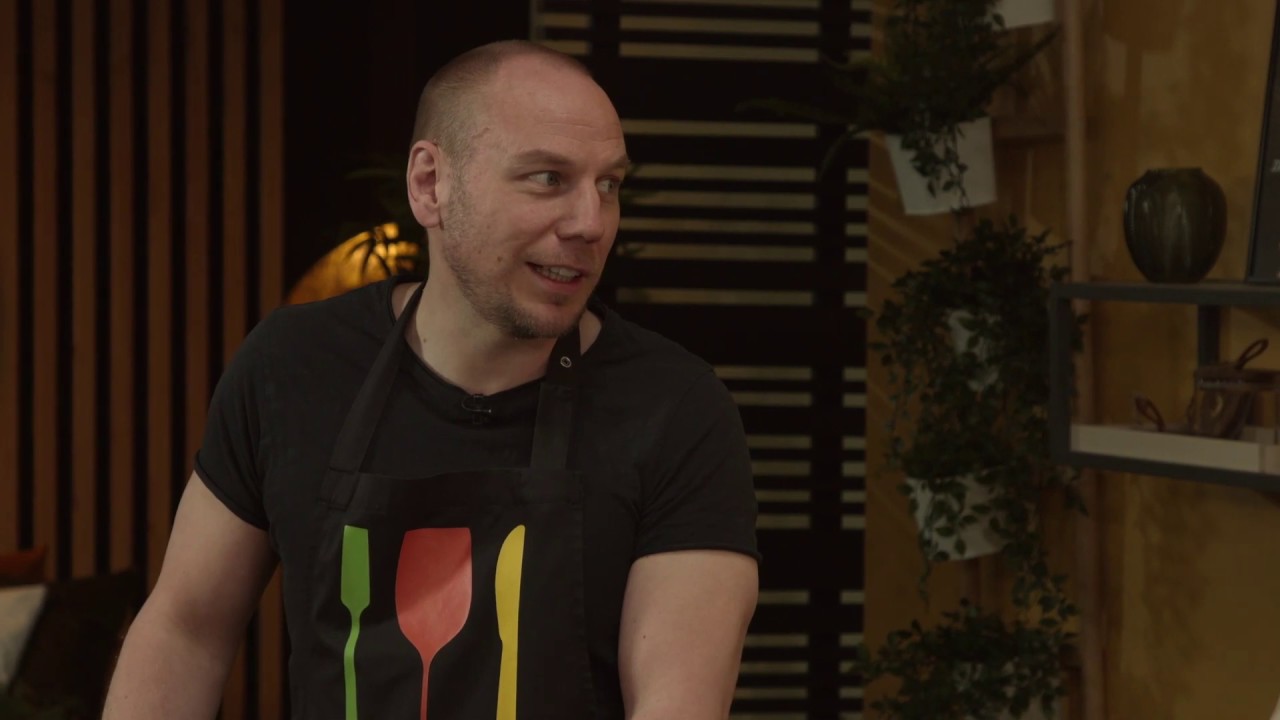 Perunasalaatti uusista perunoista ja itse tehty näkkileipä