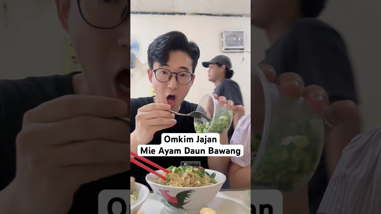 OMKIM JAJAN MIE AYAM DAN BAKSO, TAMBAH AYAM DAN PAKE DAUN BAWANG BANYAKKK