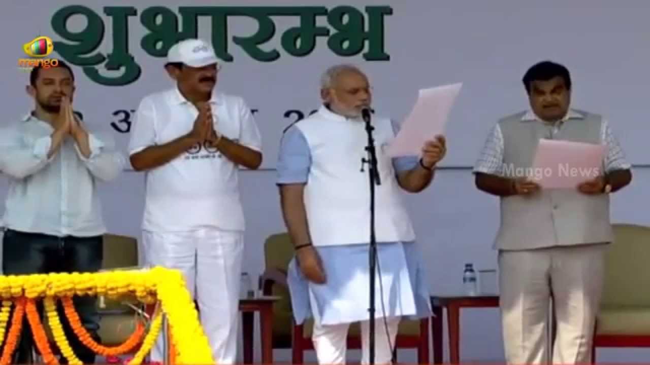 PM Modi, Aamir Khan take pledge of Clean India Mission - Swachha Bharat Abhiyan