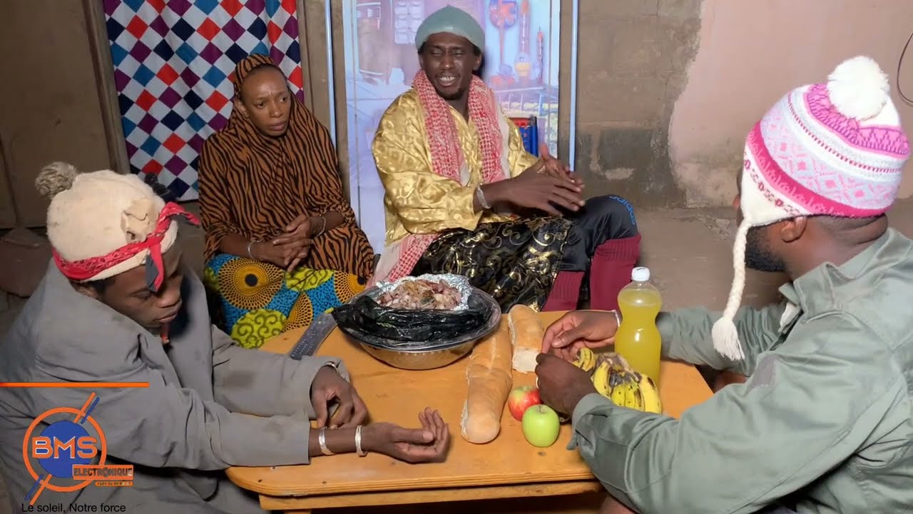 Le Fou Woroli avec son fils khassa et Voxou qui mange nourriture du vieux