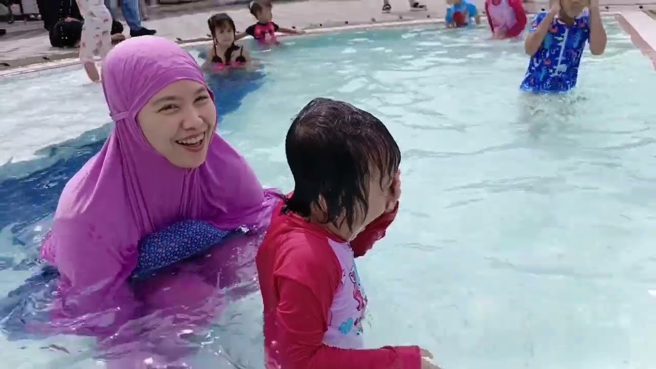 Berenang di Hotel Sunlake Sunter