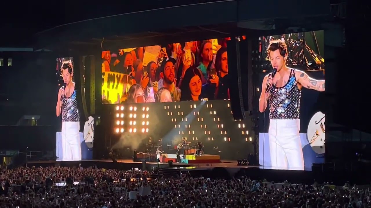 Harry Styles helping fan Mattia come out at Wembley Night Two