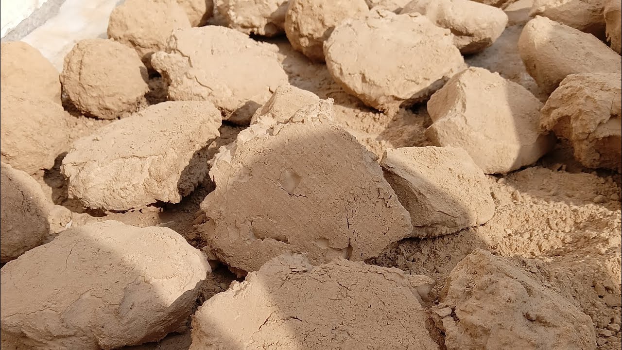 Mud crumbling in bucket