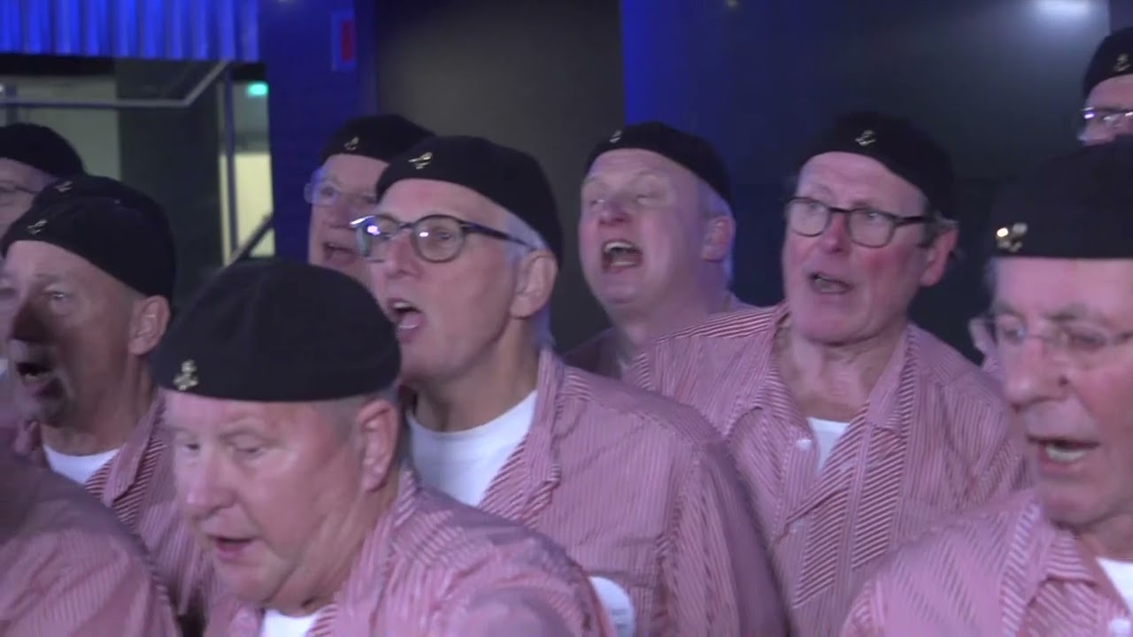 Shanty & zeemanskoor de Turfschippers met 'Dorp aan de plas'.