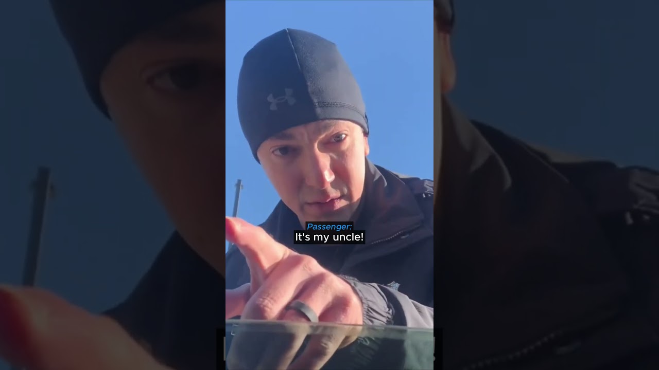 Полицейский потребовал у пассажира водительское удостоверение.