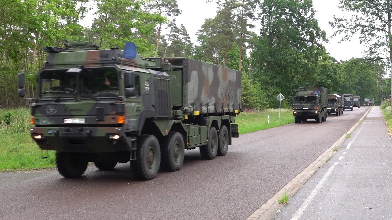 Logistikbataillon 171 aus Burg rollt zur Übung 1/9
