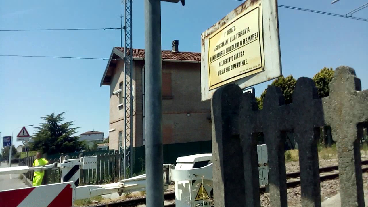 Passaggio a livello di via Bologna Ferrara / Italian level crossing
