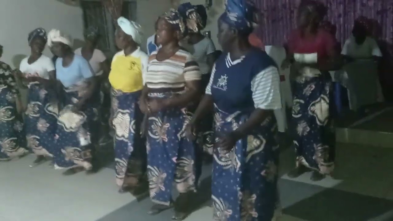 Grupo coral da igreja Elim pentecostal do Bairro Azul 1 ,na conferência provinciais das mães.
