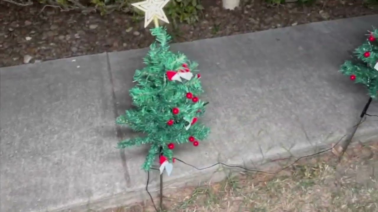 🎄 Solar Xmas Tree Lights &ndash; 4 Pack Festive Yard Decor!