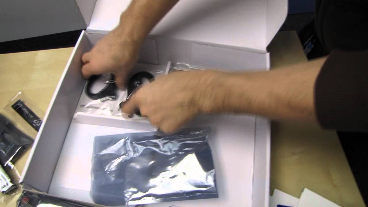 Gigabyte X79-UD5 LGA2011 SB-E SLI Motherboard Unboxing & First Look Linus Tech Tips