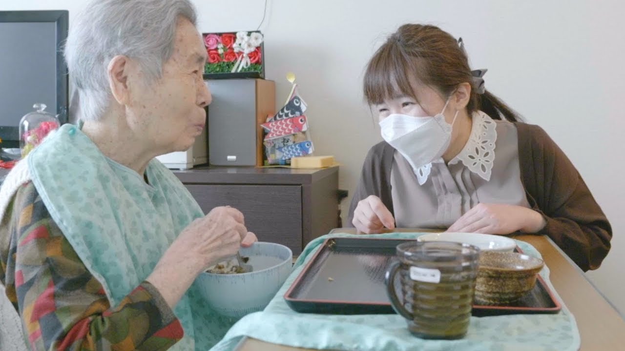 【介護現場のリアル~昼食介助編~】お食事の介助/服薬介助