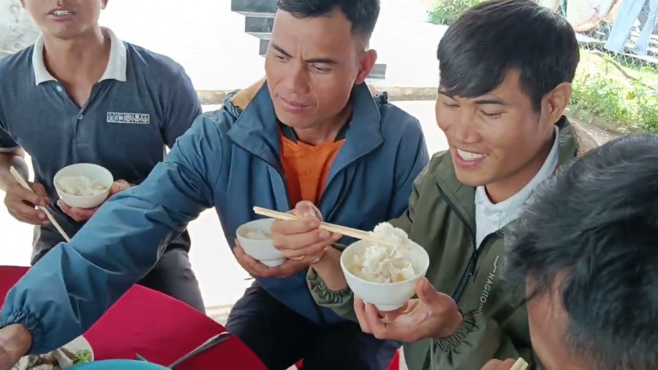 Mấy người đang ăn cơm