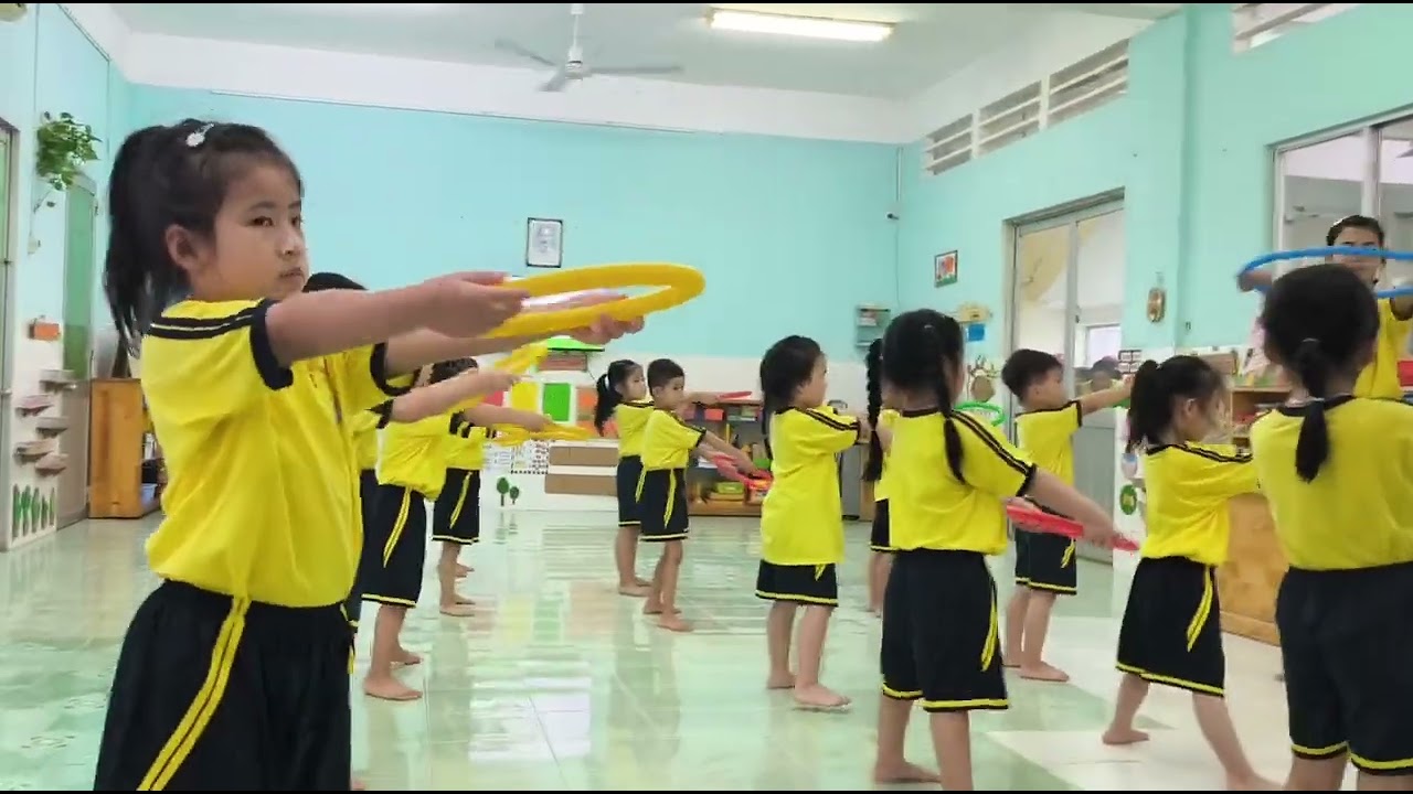 Thể dục "Bò dích dắc qua 7 điểm" Lớp Lá 1, năm học 2024-2025.