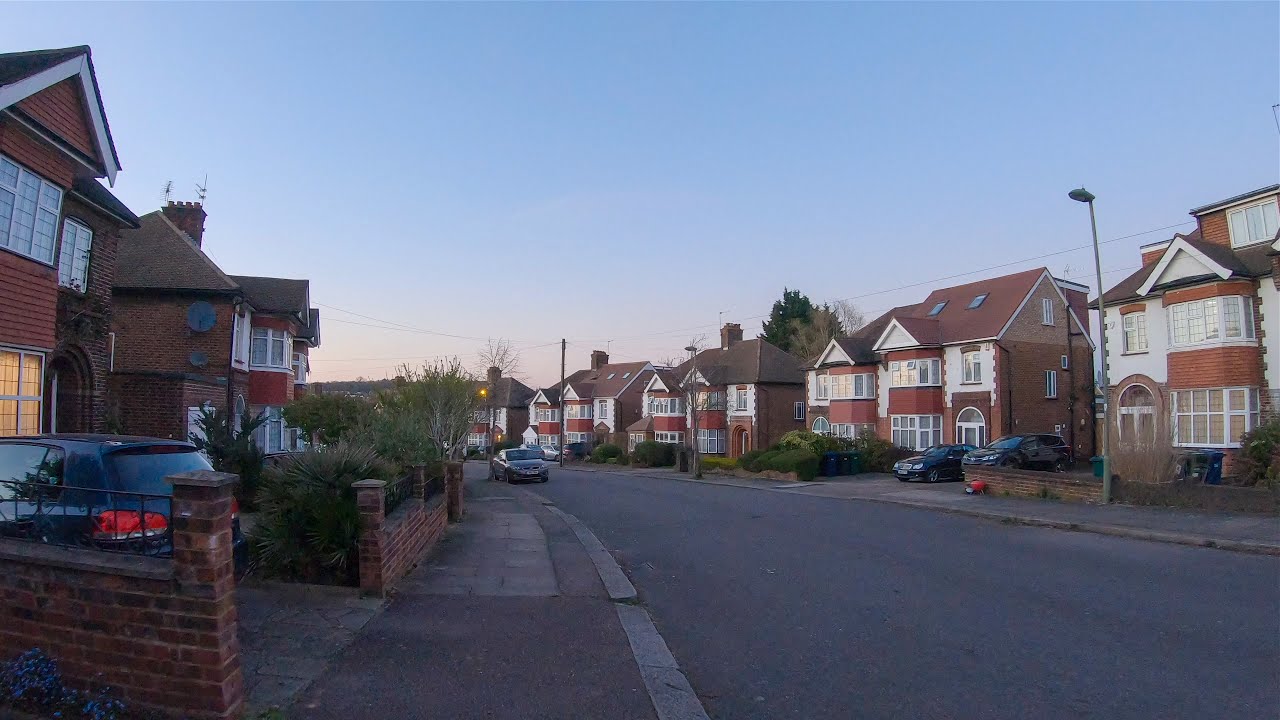 Walking in London: Finchley at Dusk [4K, Binaural ASMR] ロンドン散歩：フィンチリーの夕暮れ