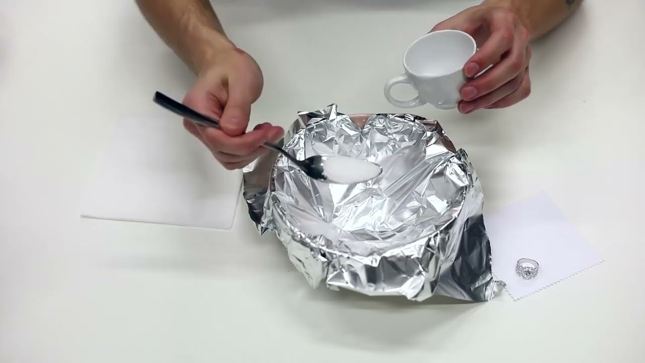 Čištění stříbrných šperků pomocí alobalu a soli