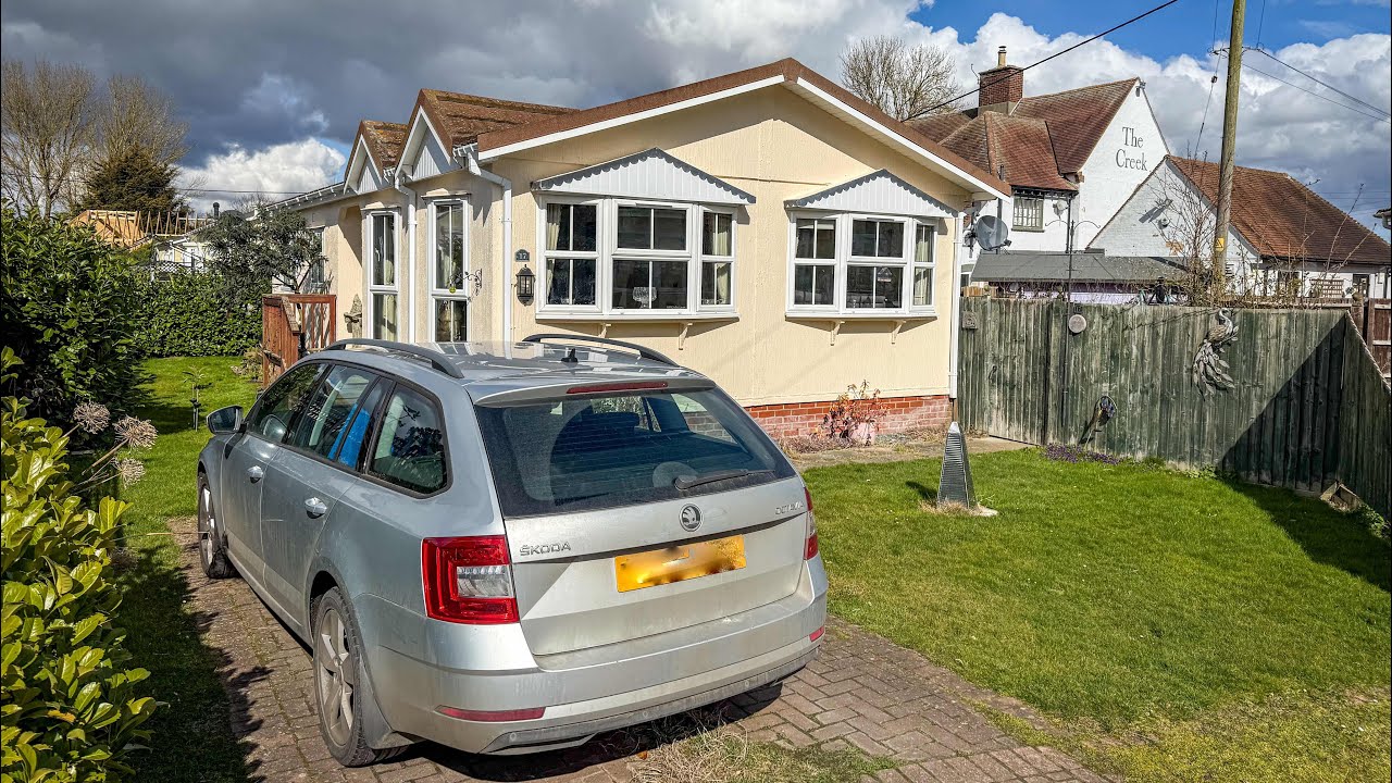 FULLY RESIDENTIAL PARK HOME IN GREAT BENTLEY - FLAGSHIP PARK