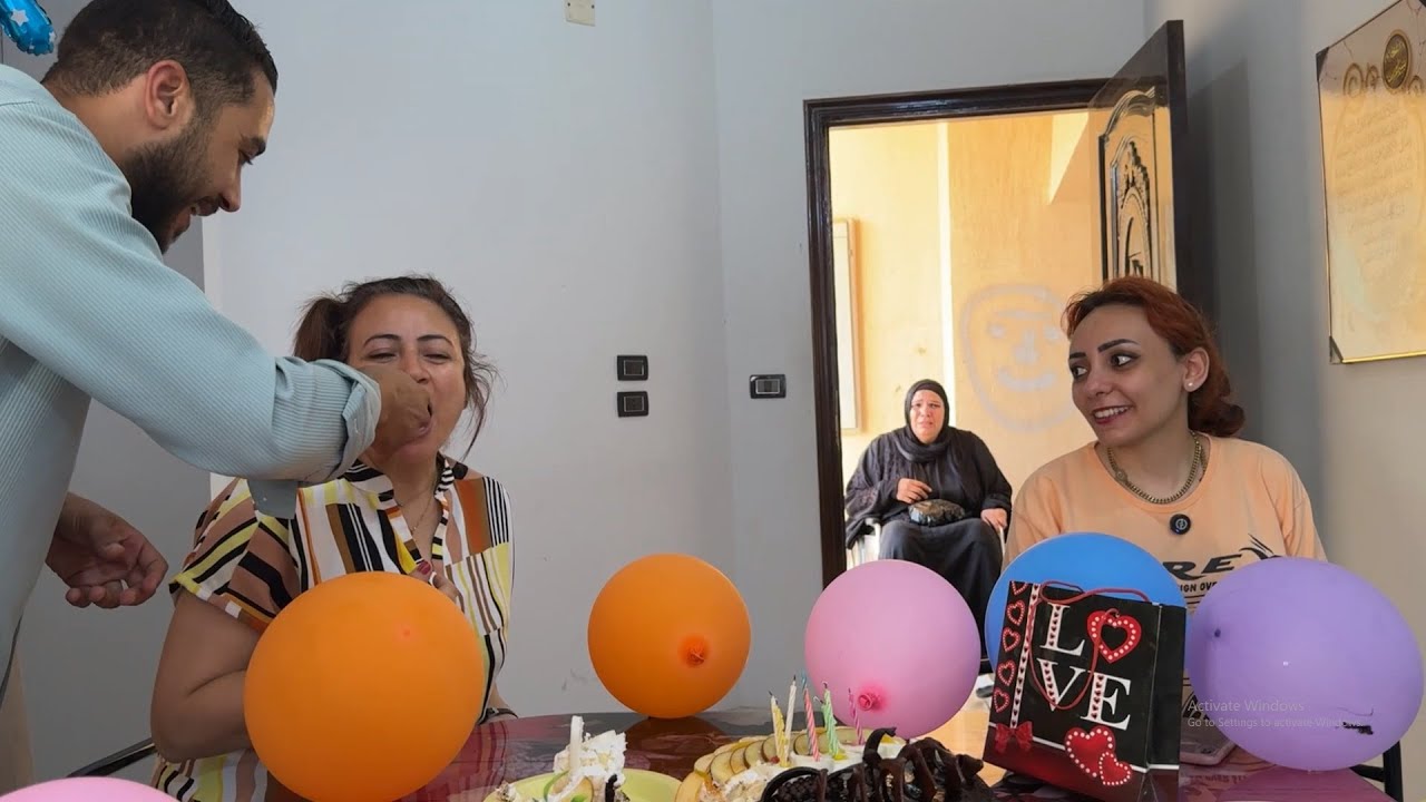 عزم حماته في عيد ميلاده ونسي امه بره قدام الباب !شوفوا حصلها اى
