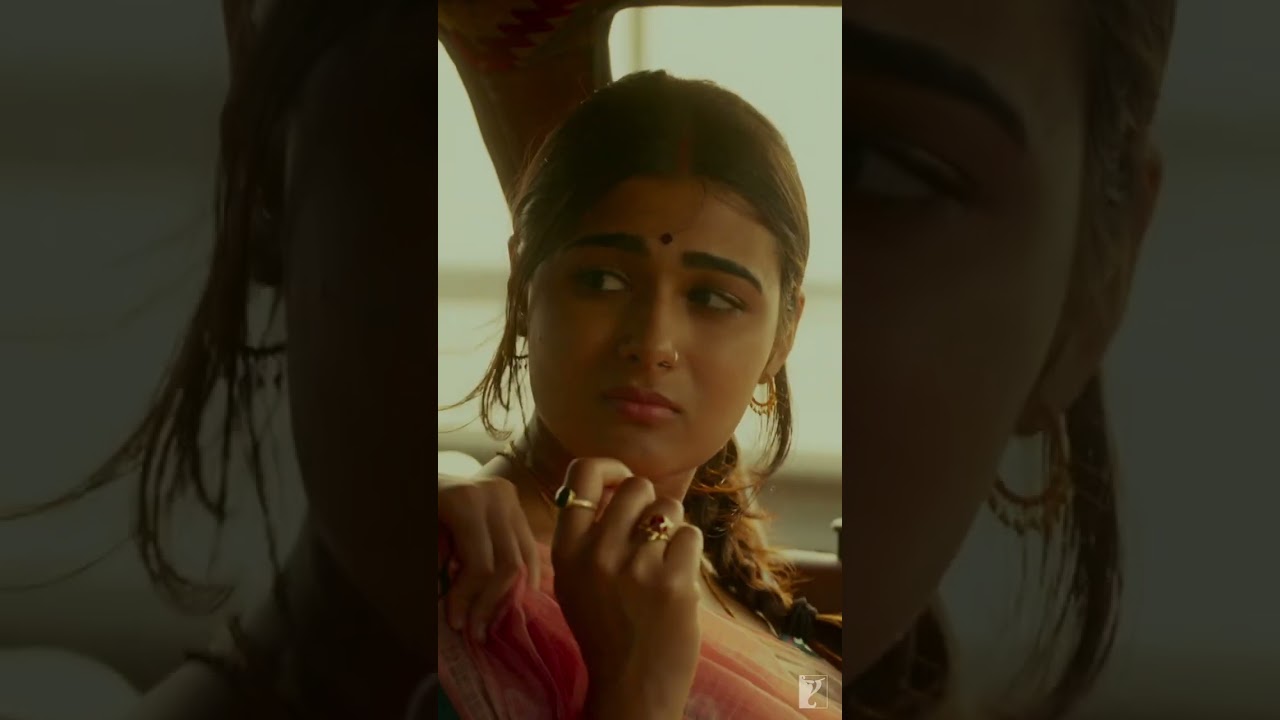 Dads must be protected at all costs! 🤗 #jayeshbhaijordaar #ranveersingh #shalinipandey #yrfshorts