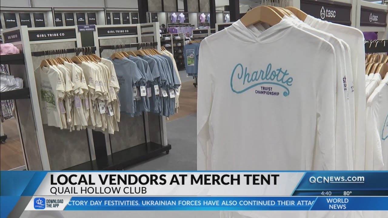 Местные продавцы в палатке с сувенирами в клубе Quail Hollow.