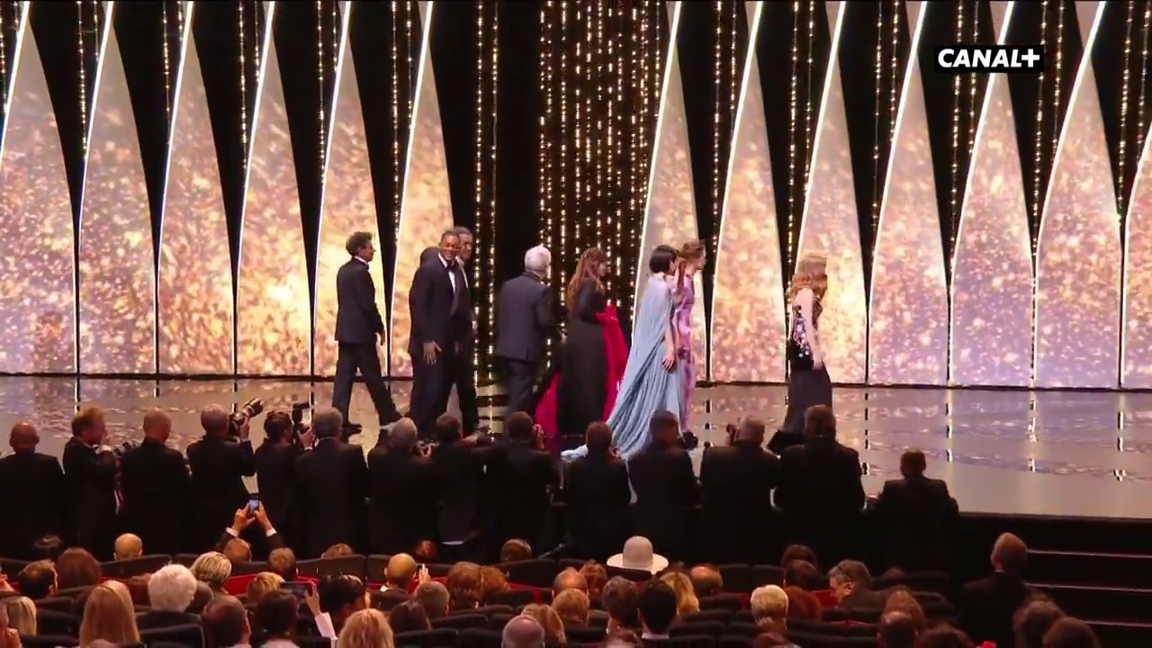 Le jury du Festival de Cannes 2017 fait son arrivée sur la scène du palais