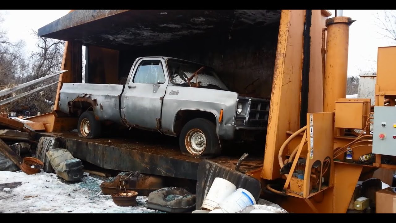 Car crusher crushing cars 18