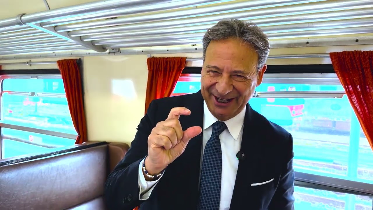 Lecce-Gagliano in quasi 3 ore, Pagliaro sale sul treno e denuncia il ritardo dei trasporti