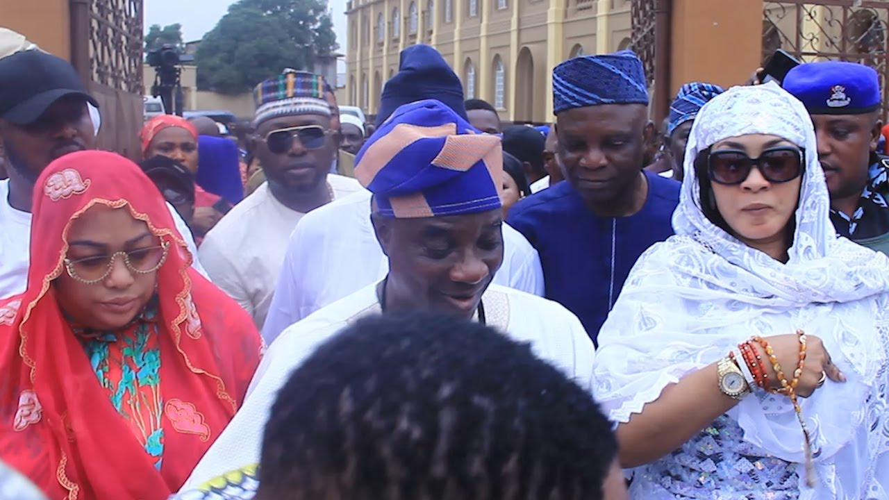 THIS CHOKE! K1 DE ULTIMATE MAKES TITI MARSHA&QUEEN EMMANUELLA SITTING ON HIS LAPS @HIS MOTHER BURIAL