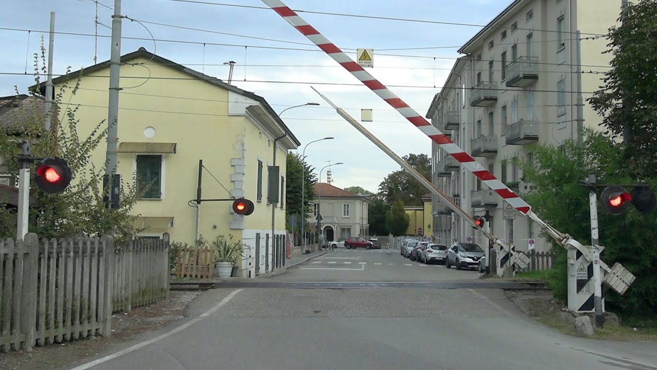 Mantova (I) Passaggio a Livello // Level crossing //
