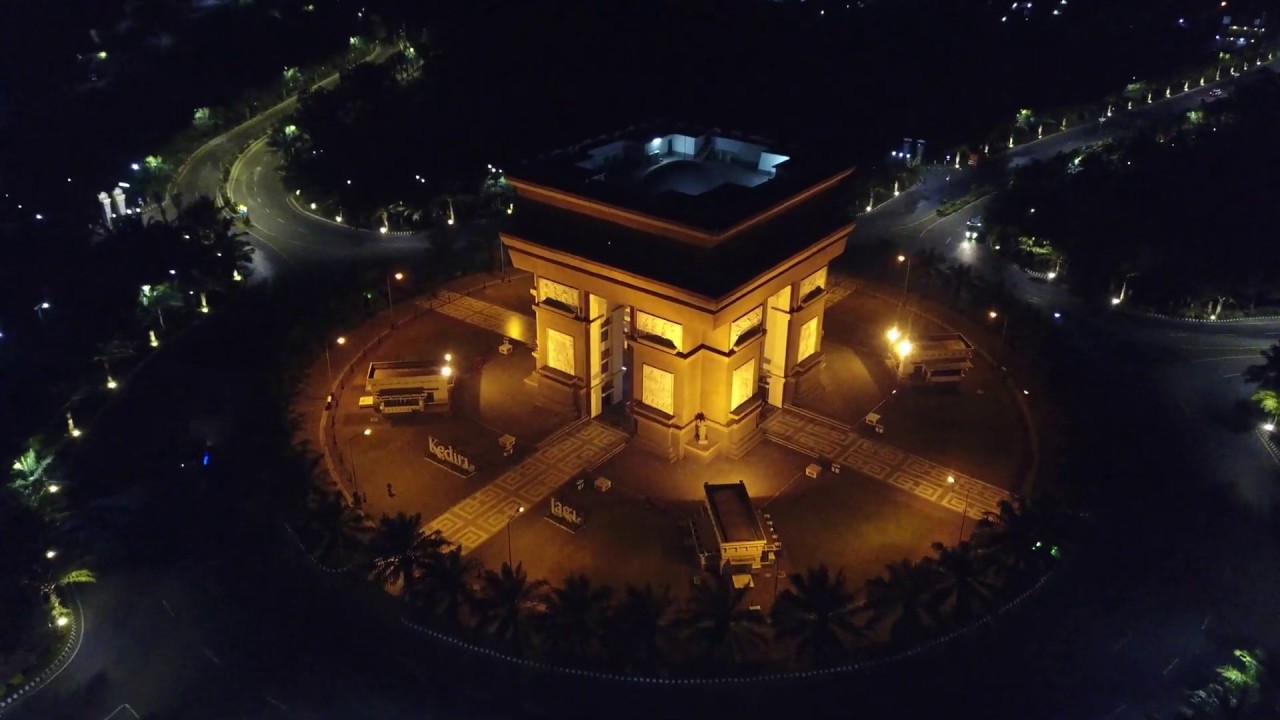 Video Udara Keindahan Monumen Simpang Lima Gumul Kediri di Malam Hari