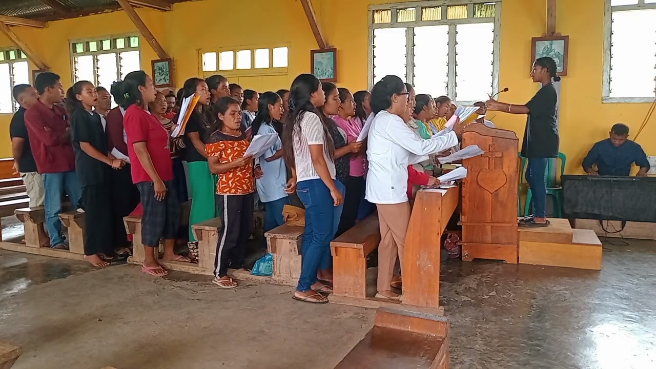 Tuhan Kasihanilah Kami ( Dirigen Profesional Nona Natalia & iringan musik syaduhh)