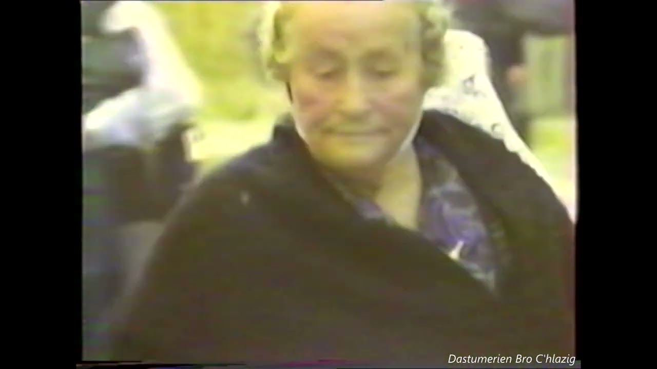 Danse bretonne : gavotte bigoudène filmée à Penmarc'h lors du repas des anciens en 1982