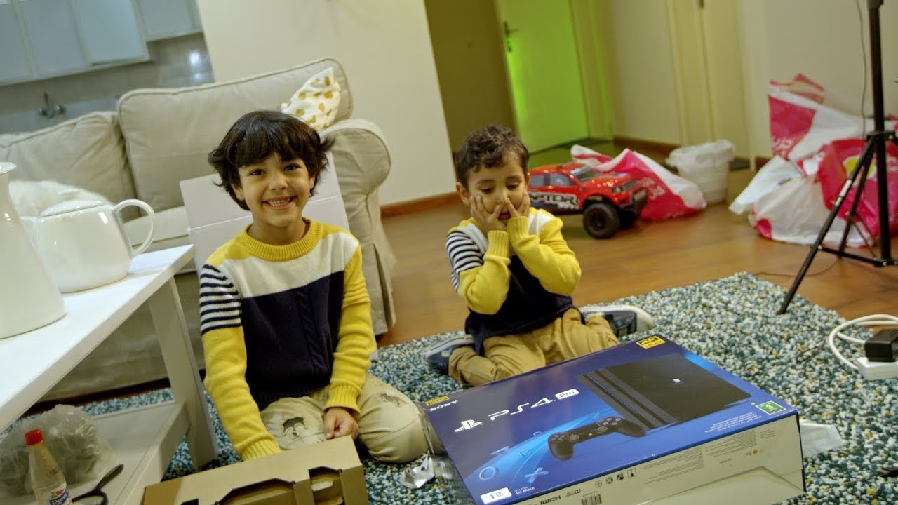 فاجأت زياد بهدية بلايستيشن 4 برو شوفو ردة فعله !!