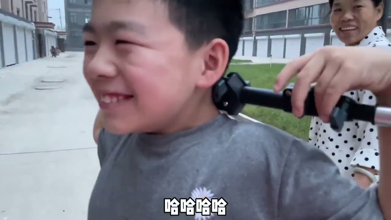 凌晨6点启程回北京，全家人早起帮忙准备，姐弟相拥盼望下次团聚